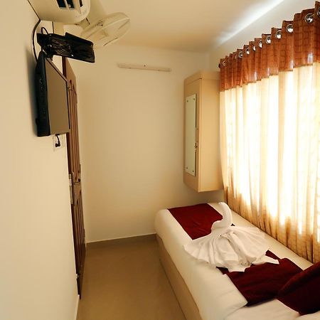 Hotel Swarna Residency Kochi Exterior photo