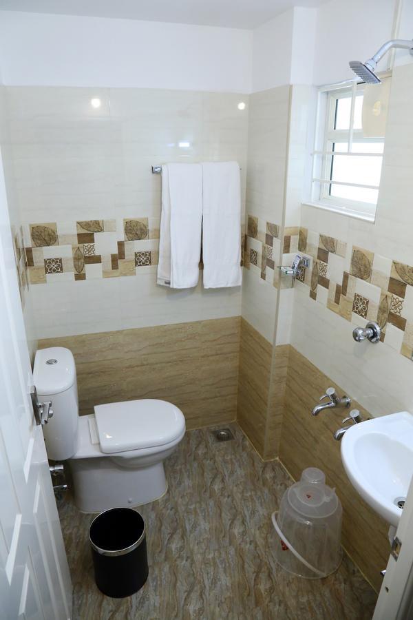 Hotel Swarna Residency Kochi Exterior photo