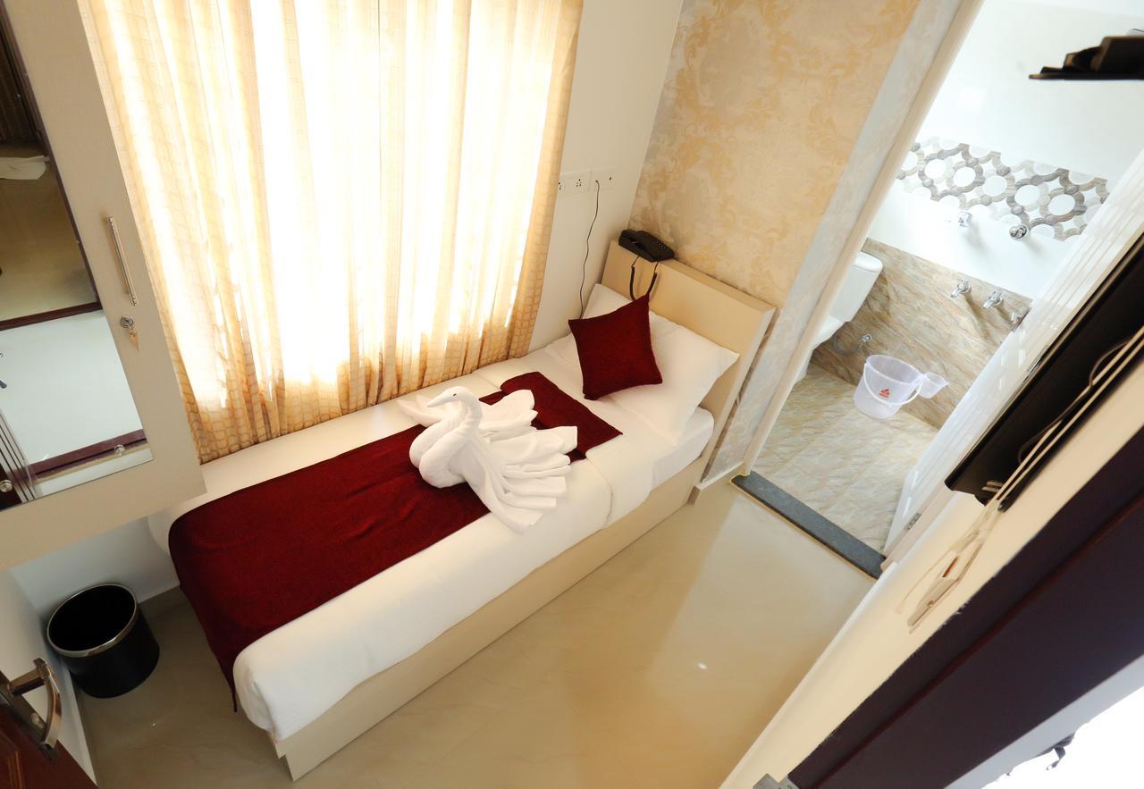 Hotel Swarna Residency Kochi Exterior photo