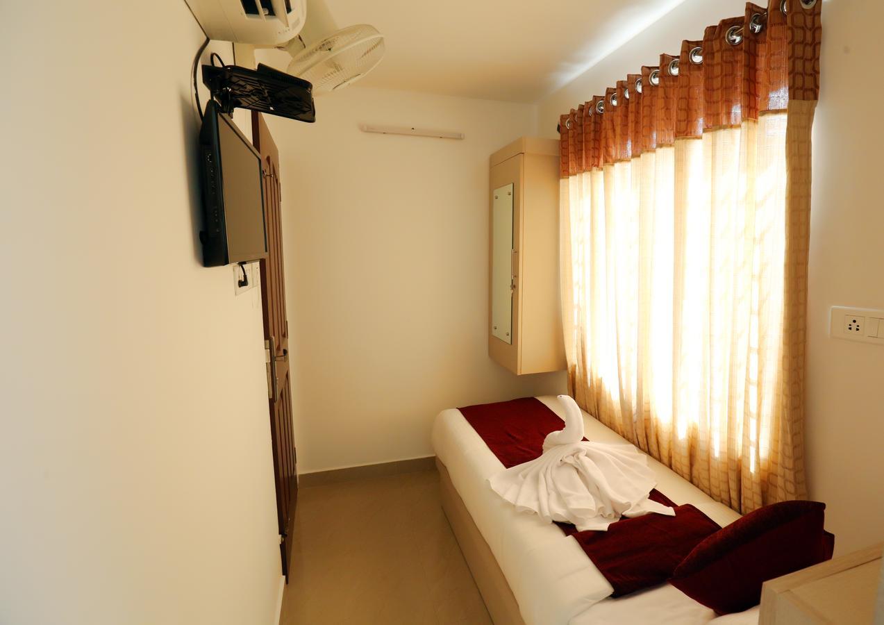 Hotel Swarna Residency Kochi Exterior photo