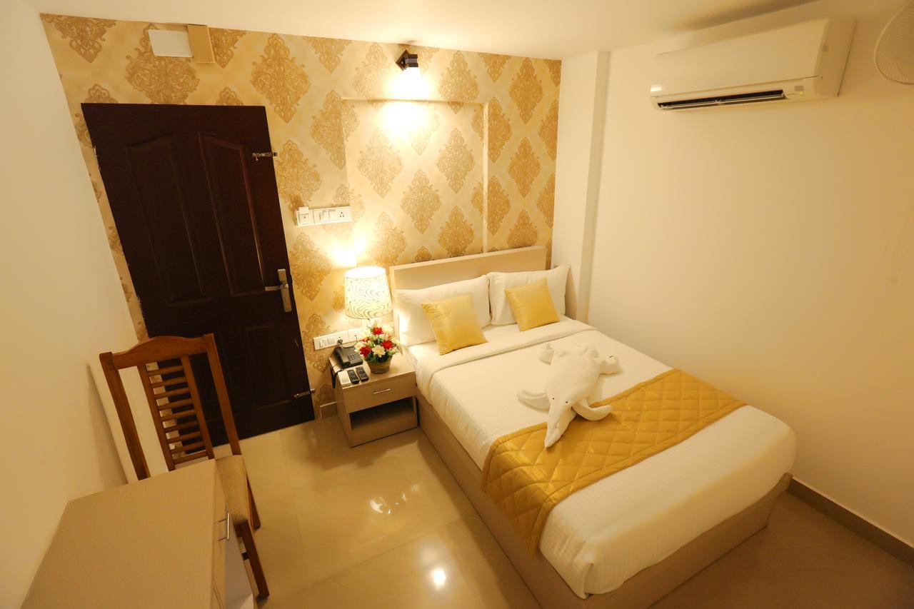Hotel Swarna Residency Kochi Exterior photo