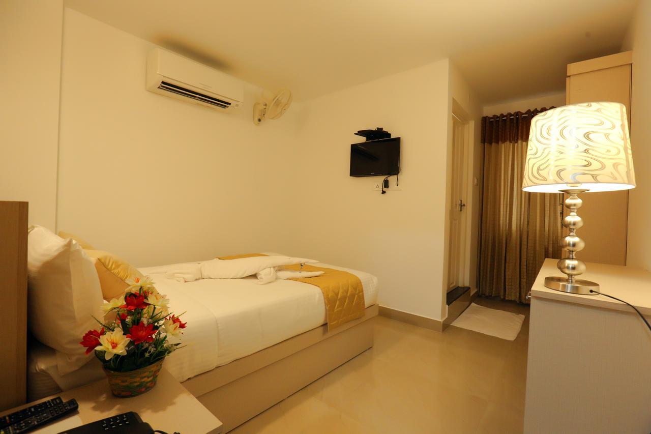 Hotel Swarna Residency Kochi Exterior photo