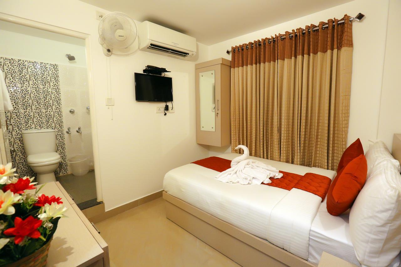 Hotel Swarna Residency Kochi Exterior photo