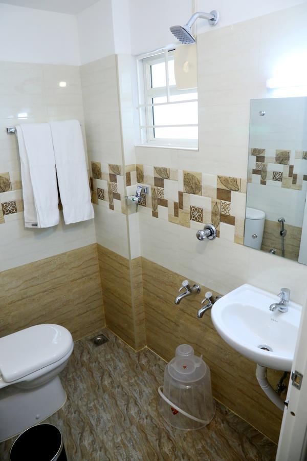 Hotel Swarna Residency Kochi Exterior photo