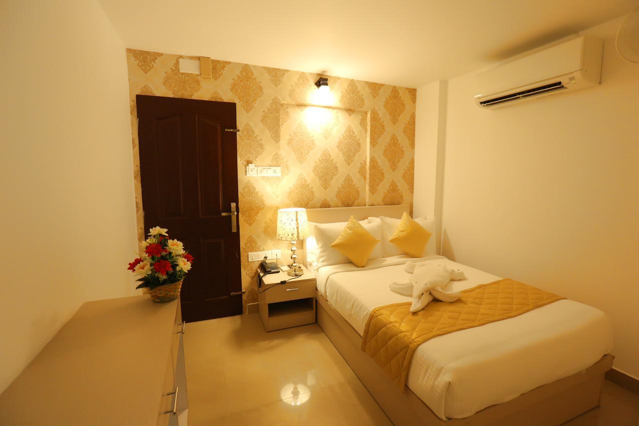 Hotel Swarna Residency Kochi Exterior photo